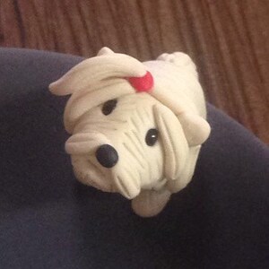 Caniche blanquecino miniatura de arcilla polimérica, linda estatuilla Fimo Dogs - Kawaii Style Dog