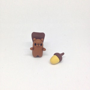 Miniatyrekorre och ekollon, söt liten polymerlera - figurin i kawaii-stil