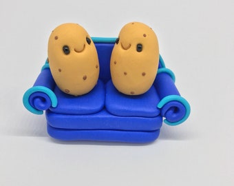 Miniaturowa figurka kanapowca z gliny polimerowej: urocza dekoracja biurka