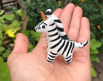 Jednorożec Zebra z czarno-białymi włosami, miniatura z gliny polimerowej, słodka figurka w kształcie konia