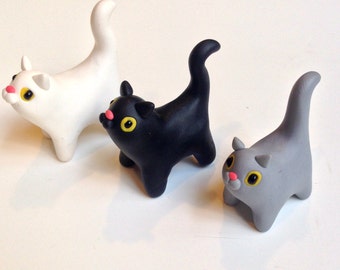 Parure de kawaii en pâte polymère de trois chats mignons - noir, blanc et gris