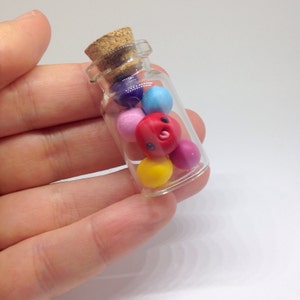 Miniatyr, söta små käkbrytare i en flaska, lera Fimo - figurin kawaii-stil hård godis