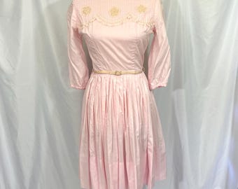 Vintage roze jurk uit de jaren 50 met kanten detail, fit & flare-feestjurk, maat medium
