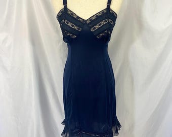 Combinación vintage de los años 60 de nailon azul marino con ribete de encaje, talla pequeña.