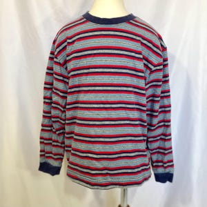 Peut inclure: Un t-shirt à manches longues avec des rayures horizontales rouges, bleues et grises. Le t-shirt a un col rond et des poignets bleu marine uni. Les rayures sont espacées uniformément sur le vêtement.