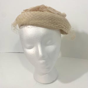 Women’s Vintage 60’s Pillbox Hat - 60’s Hat - Vintage Hat - Rosette Hat - Cream Hat