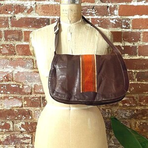 Sac à main à bandoulière en cuir marron vintage des années 1970 avec rayures en tissu orange - Sac à bandoulière cartable à rabat en cuir marron