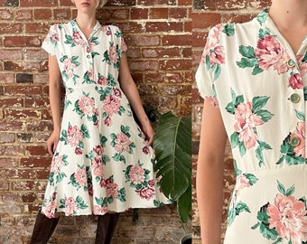 Grande robe de jour à imprimé floral vintage des années 40 - Robe midi en rayonne florale rose blanche des années 40 telle quelle - Taille moyenne grande 30 Max