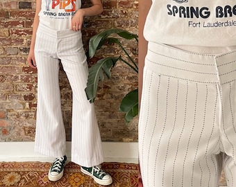 Pantalones acampanados de tiro bajo con rayas blancas y negras de los años 70 - Hechos en Canadá - Cintura 27" y cadera 38"