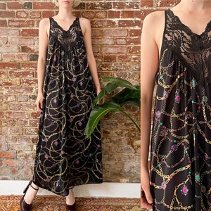 1970年代ヴィンテージ、宝石をちりばめたチェーンプリント、ブラックナイロンマキシ丈スリップドレス - レーストリム、ギャザー入りスリップドレス - 関税なし、アメリカ製 - ミディアム、ルーズフィット