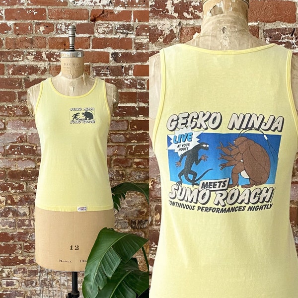 Vintage jaren 1980 Gecko Ninja voldoet aan Sumo Roach Crazy Shirts Hawaii Tank - jaren '80 Geel Gecko Ninja Sumo Roach Tee - Made in USA - Dames XS/S