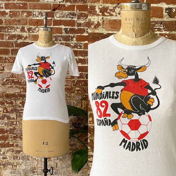 Vintage 1982 Madrid World Cup Football Souvenir T-Shirt - 80s Spain Football Souvenir Tee - XS Womens Short Fit