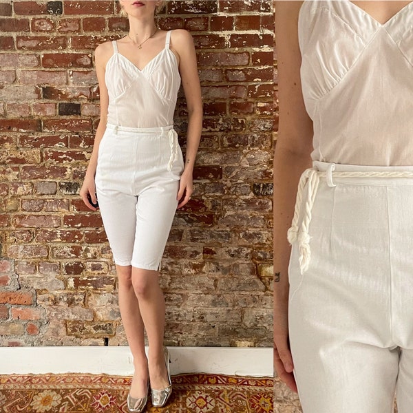 Vintage 1950s 1960s White Cotton Twill Peddle Pushers - 50s 60s White Side Zip High Waisted Peddle Pushers - Side Zip Shorts - Small 26W