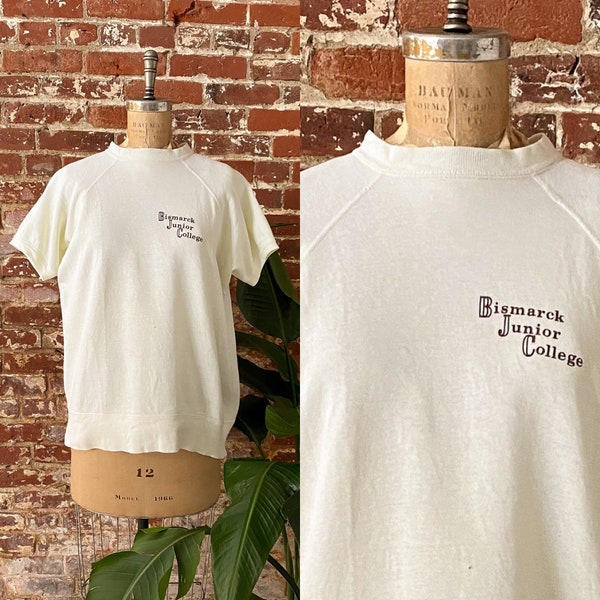 Vintage 1960s Bismarck Junior College Cream Short Sleeve Sweatshirt - 60s Crewneck College Sweatshirt - Size Large