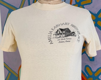Vintage Beige Amelia Earhart T-Shirt - Made In USA Single Stitch - Size XS/Small 17" x 24.75"