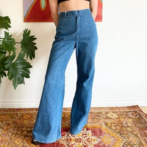 Pantalones vaqueros Wrangler de pierna ancha estilo marinero, estilo años 70, con bajo acampanado - Cintura 30/31, pierna larga imagen 1