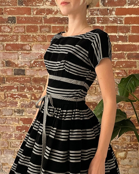 Vintage 1950s Black and White Gingham Striped Day… - image 6