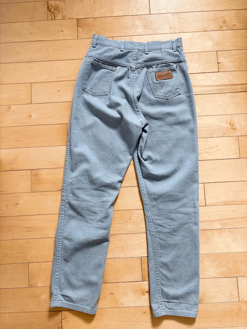 Jeans Wrangler vintage de los años 60 con etiqueta de cuerda, corte pitillo, piel sanforizada, tiro alto, pierna cónica, talla pequeña: 66 cm de cintura, 99 cm de cadera. imagen 8