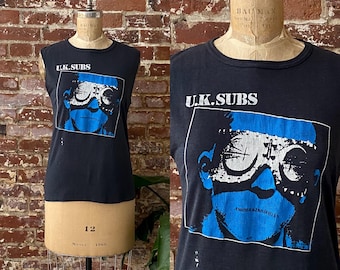 Camiseta vintage de U.K. Subs Another Kind Of Blues Punk de 1979 - Mangas cortas con costura simple - Corte más corto (18,5" x 25")