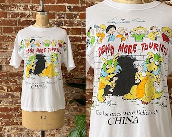 ヴィンテージ 1980 年代 Send More Tourists 中国土産 T シャツ ヴィンテージ 1980 年代 Send More Tourists 中国土産 T シャツ