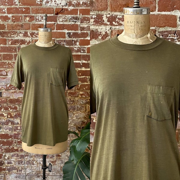 Vintage 1970s 1980s Army Green Pocket T-Shirt - 70s 80s Gently Thrashed Army Green Blank Ringer Tee - Single Stitch 50/50 - Med/Large