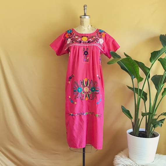 Vintage 1970s Fuchsia Mexican Floral Embroidered C
