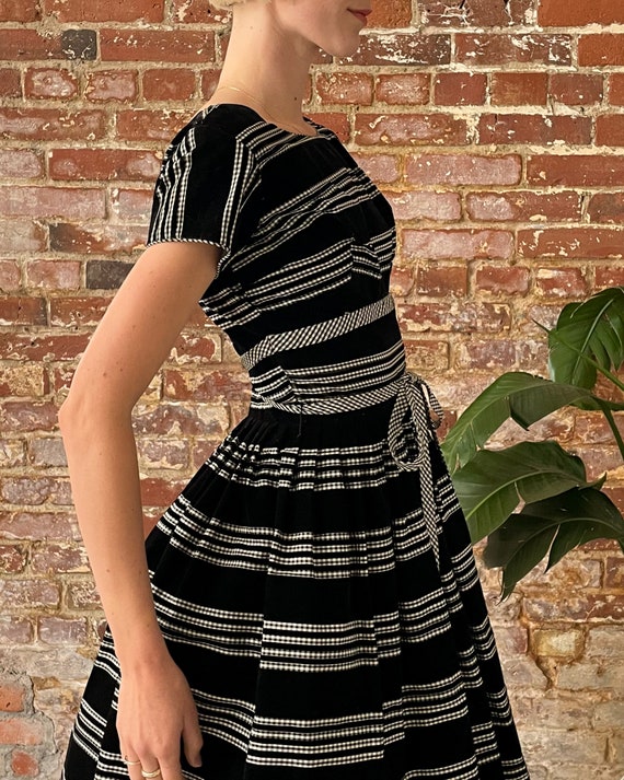 Vintage 1950s Black and White Gingham Striped Day… - image 8