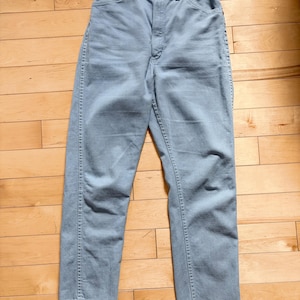 Jeans Wrangler vintage de los años 60 con etiqueta de cuerda, corte pitillo, piel sanforizada, tiro alto, pierna cónica, talla pequeña: 66 cm de cintura, 99 cm de cadera. imagen 7