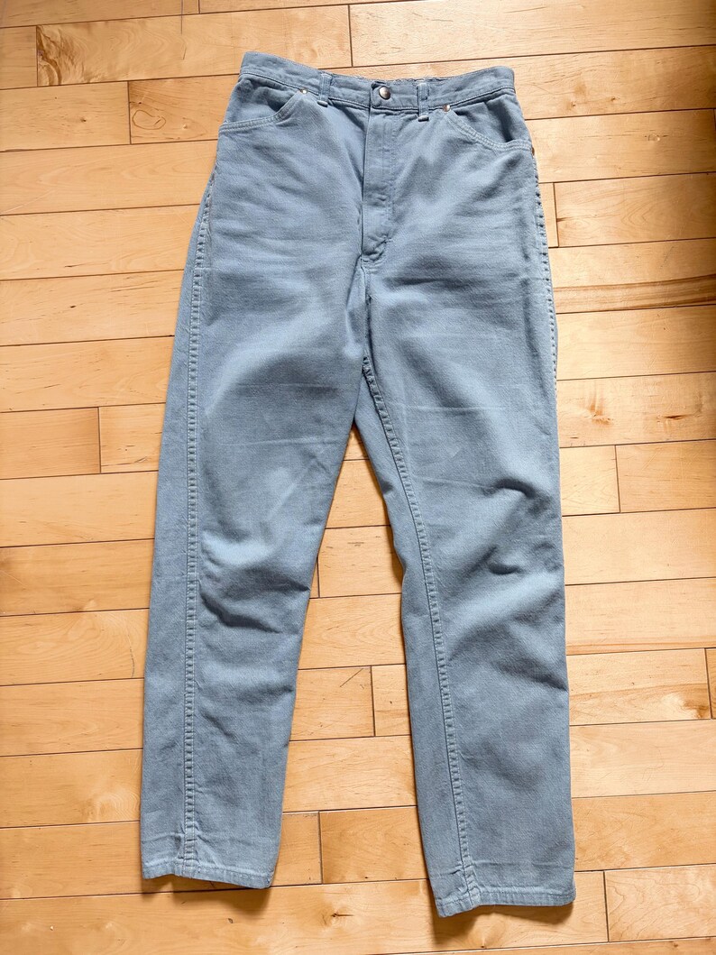 Jeans Wrangler vintage de los años 60 con etiqueta de cuerda, corte pitillo, piel sanforizada, tiro alto, pierna cónica, talla pequeña: 66 cm de cintura, 99 cm de cadera. imagen 7