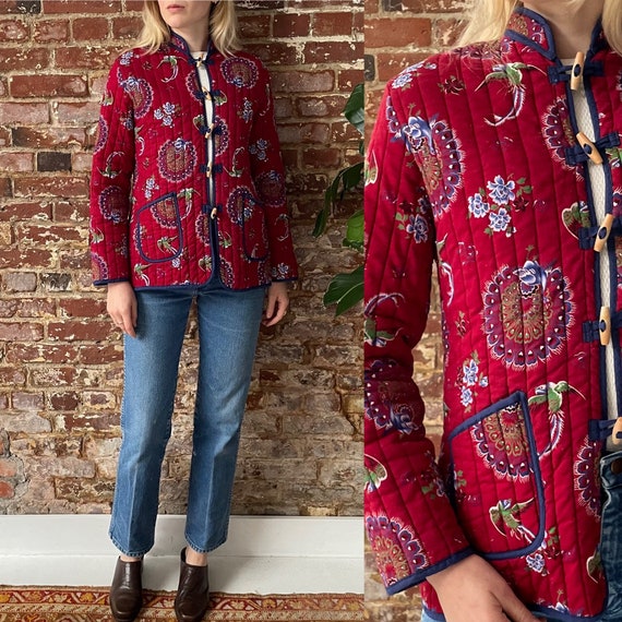 Vintage 1970s Peacock Novelty Print Quilted Jacket - 70s Red Floral Quilted Jacket - Mandarin Collar - Toggle Butons - Small
