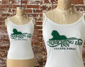 Débardeur souvenir vintage des années 1970 Crouching Lion Inn Kaawawa, Hawaii - Débardeur souvenir Fun-Tees Crouching Lion Inn des années 70 - point simple - S/M