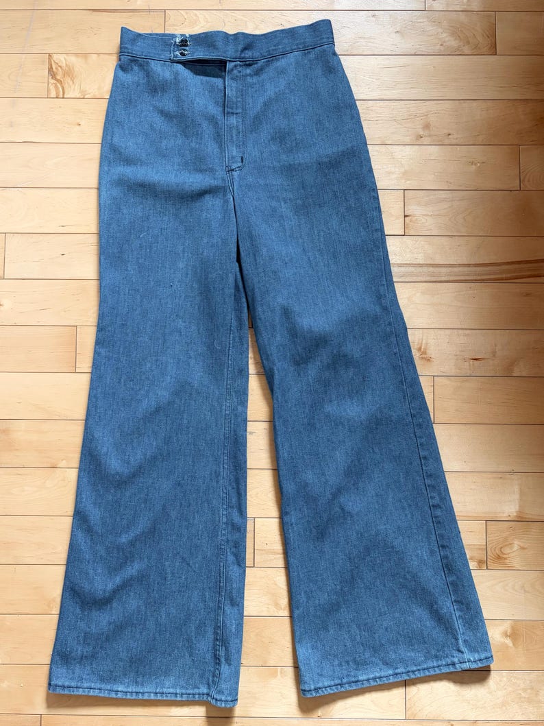 Puede incluir: Pantalones vaqueros azul claro con dise&ntilde;o de pernera ancha. Los pantalones tienen cierre de bot&oacute;n y cremallera en la cintura y un dise&ntilde;o cl&aacute;sico de cinco bolsillos. Los pantalones est&aacute;n hechos de tela vaquera de peso medio.