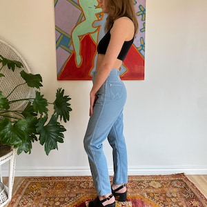 Jeans Wrangler vintage de los años 60 con etiqueta de cuerda, corte pitillo, piel sanforizada, tiro alto, pierna cónica, talla pequeña: 66 cm de cintura, 99 cm de cadera. imagen 4