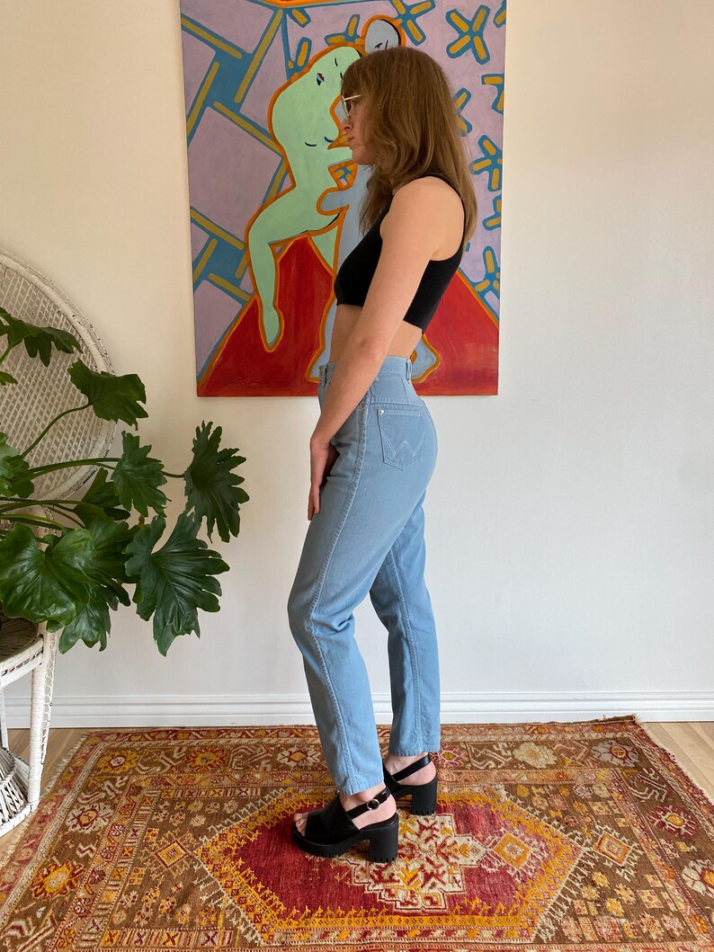 Jeans Wrangler vintage de los años 60 con etiqueta de cuerda, corte pitillo, piel sanforizada, tiro alto, pierna cónica, talla pequeña: 66 cm de cintura, 99 cm de cadera. imagen 4