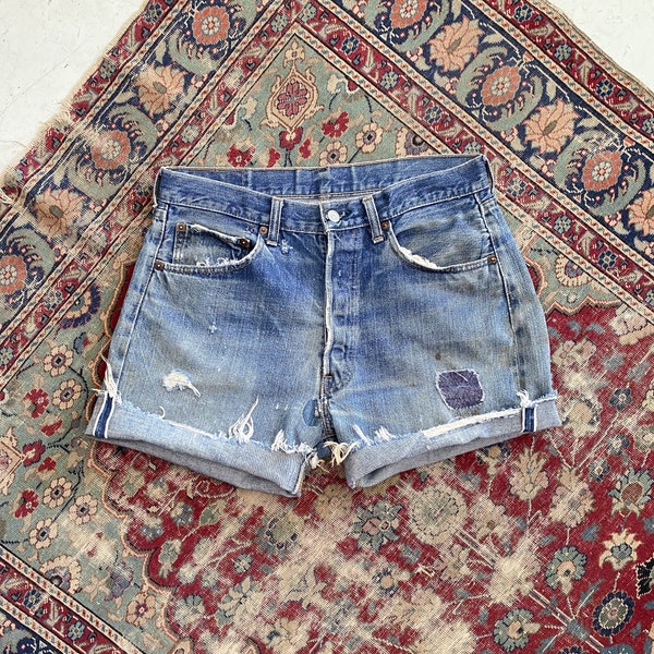 Vintage des années 1970 Levi's 501 Redline Selvedge Denim Cut Off Shorts - Délavé moyen ourlets bruts patchés - 30 31 taille mi-hauteur