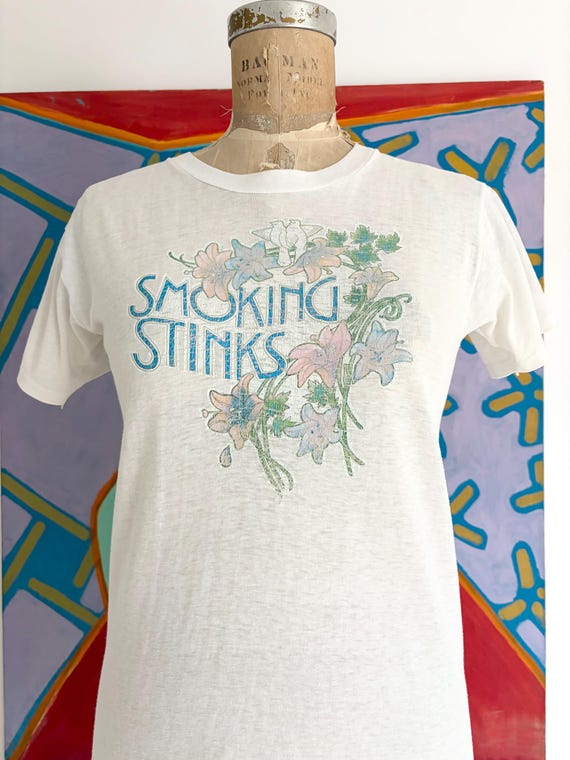 Vintage 70s "Smoking Stinks"  Iron On Statement T-shirt - Single Stitch - Womens Small/Med 17" x 24.5"