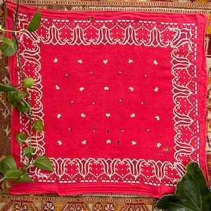 Vintage 1940er/1950er Jahre Rotes Baumwoll-Tigerkopf-Bandana - Beunruhigt 40er/50er Jahre Tiger Brand Blumendruck Rotes Baumwoll-Bandana - Weiche, sehr abgenutzte Baumwolle