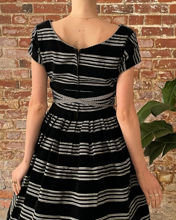 Vintage 1950s Black and White Gingham Striped Day… - image 7