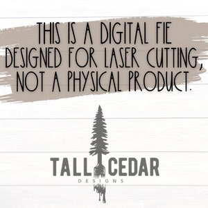 K&ouml;nnte beinhalten: Eine digitale Datei, die f&uuml;r den Laserschnitt konzipiert ist, kein physisches Produkt. Der Text "THIS IS A DIGITAL FILE DESIGNED FOR LASER CUTTING, NOT A PHYSICAL PRODUCT." wird in einem wei&szlig;en Kasten mit braunem Hintergrund angezeigt. Unter dem Text befindet sich ein Logo f&uuml;r Tall Cedar Designs, das einen stilisierten Kiefernbaum mit einem Pinsel als Stamm zeigt. Der Pinsel tropft mit Farbe.
