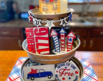 Americana/July 4th tier tray mini signs