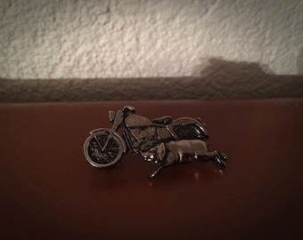 Vintage Biker Humor Pin – Harley Hog Chasing Indian Motorcycle – 1980s Style Collectible – Free Shipping