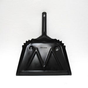 Vintage Black Metal Dustpan, Made in USA, Heavy Thick Metal Hanging Dust Pan, Primitive Farmhouse Cabin Decor, 12&quot;x13&quot;
