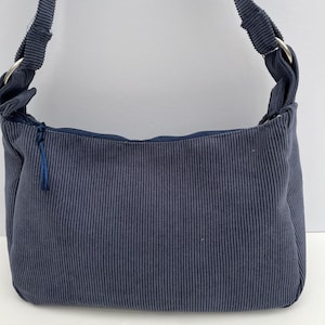 Cord Umhängetasche. Marineblaue Kordeltasche.