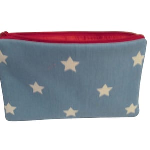 Etui met sterontwerp. Etui. Portemonnee met ritssluiting. Blauw/witte brillenkoker. Portemonnee. Medicatiekoffer. Kaarthouder.  Make-uptasje.