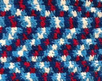 Gehäkelte Babydecke in Rot, Weiß und Blau