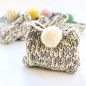 Knit cosmetic case pattern, cosmetic pouch pattern, hand-knit puffball cosmetic bag pattern, cosmetic case pattern, beginning knit pattern