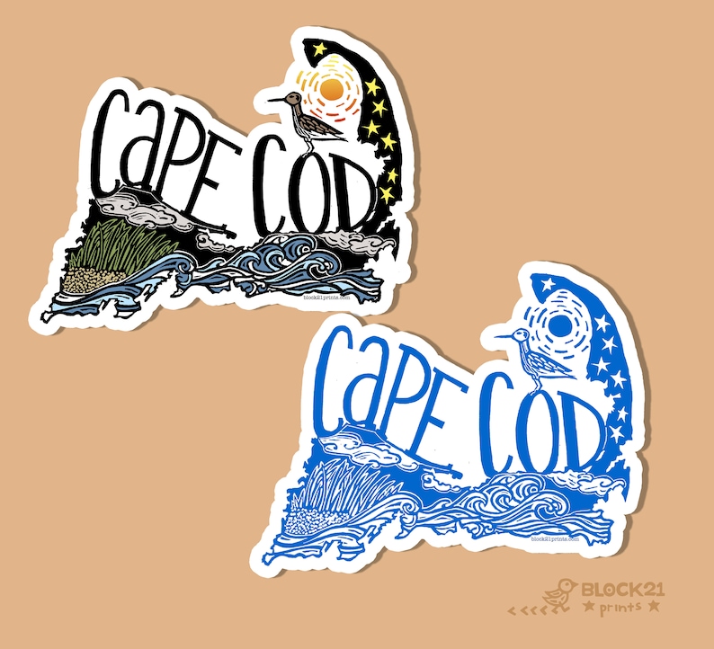 Op de afbeelding: Twee stickerontwerpen van Cape Cod, Massachusetts, met een gestileerde omtrek van het schiereiland met golven, zand en een vogel. De bovenste sticker is in zwart-wit met gele accenten, terwijl de onderste sticker in blauw met witte accenten is. Beide stickers tonen de tekst "Cape Cod" in een gestileerd lettertype.