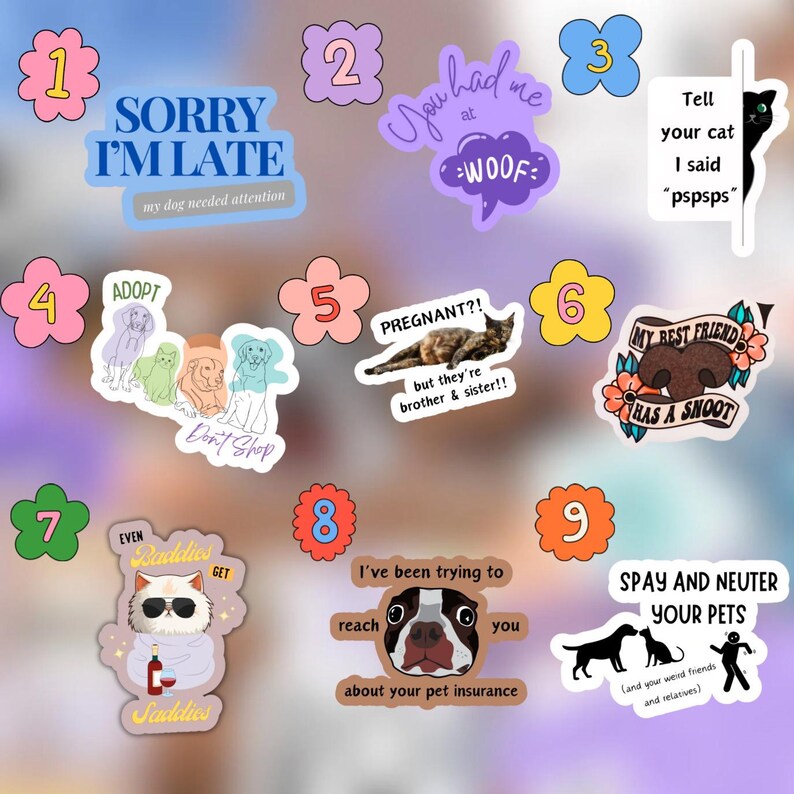 Op de afbeelding: Negen kleurrijke stickers met verschillende illustraties en tekst met betrekking tot huisdieren. De stickers bevatten zinnen als "Sorry, ik ben te laat", "Je had me bij "Waf" ", "Adopteer, koop niet", "Zwanger?! Maar ze zijn broer en zus!!", "Mijn beste vriend heeft een snuit", "Zelfs maatjes worden verdrietig", "Ik probeer je te bereiken om te praten over je huisdierenverzekering", "Vertel je kat dat ik 'pspsps' zei", en "Laat je huisdieren steriliseren en castreren".