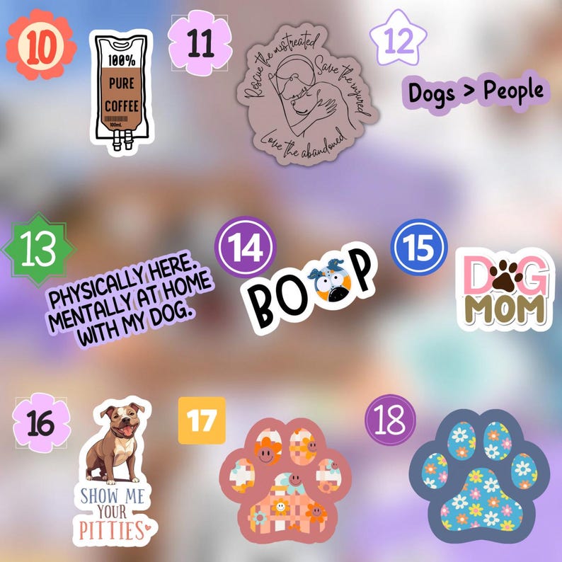Op de afbeelding: Een verzameling kleurrijke stickers met hondenthema's. De stickers bevatten zinnen als "Dogs > People", "Boop", "Dog Mom" en "Show Me Your Pitties".