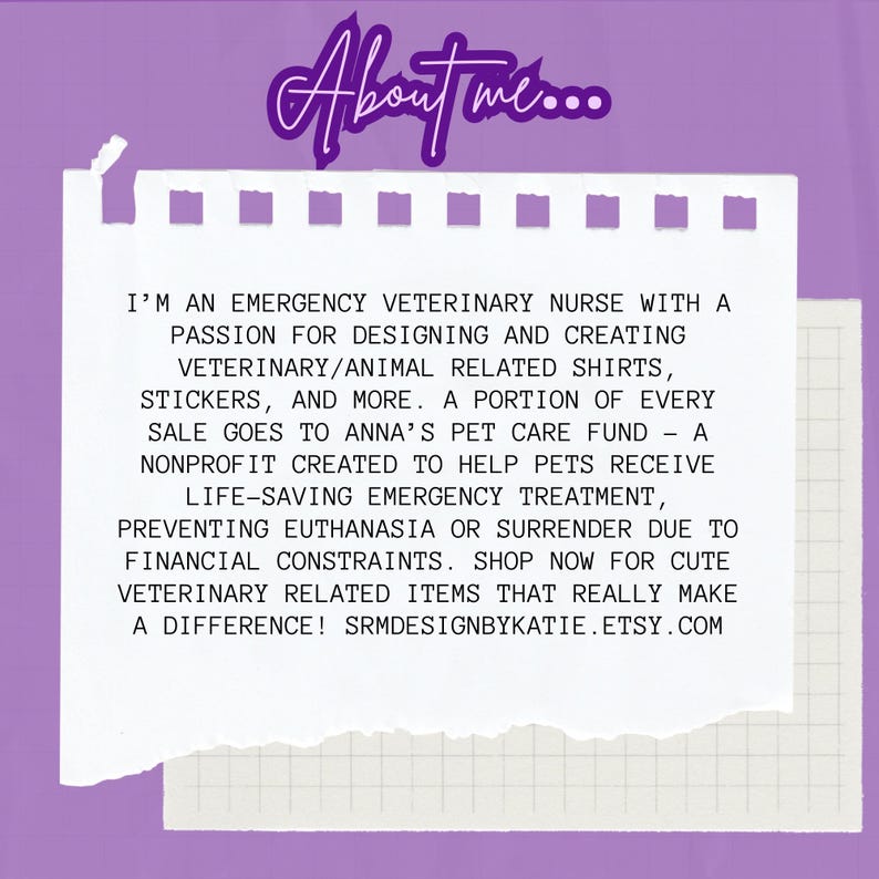 Op de afbeelding: Een roze en witte notitie met de tekst "About me..." bovenaan. De notitie bevat tekst over een spoedhulp dierenartsassistent die diergeneeskundige shirts, stickers en meer maakt. Een deel van elke verkoop gaat naar Anna's Pet Care Fund, een non-profitorganisatie die is opgericht om dieren te helpen levensreddende spoedeisende zorg te krijgen. De notitie bevat ook het websiteadres "SRMDESIGNBYKATIE.ETSY.COM".